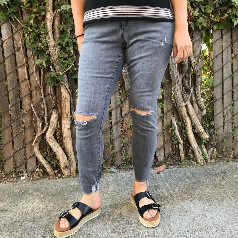 Universal Thread High Rise Skinny Jean - Picture 3 of 16
